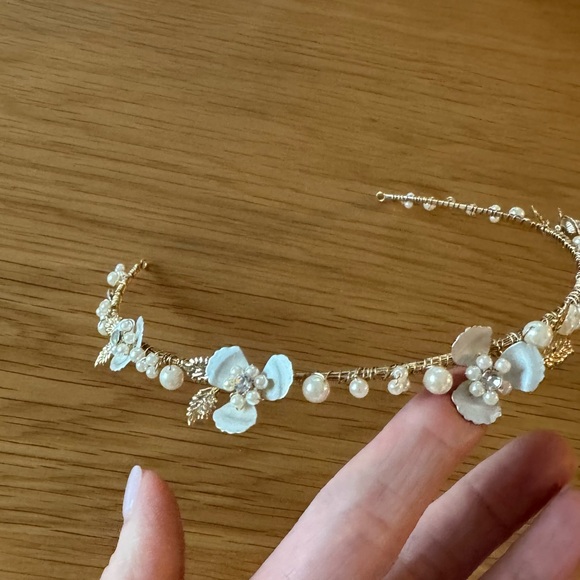 UNTAMED PETALS BY AMANDA JUDGE Pearl and Gold Hair Accessory